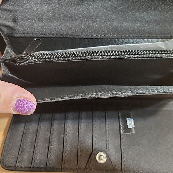 Women's Tahari  Black Waller Centerfold Trifilf Clutch RFID Protection - Picture 4 of 6